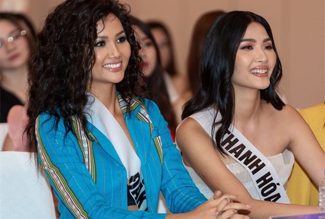 Hoa hậu H’Hen Niê gây bất ngờ với mái tóc xù, quần ống loe thổ cẩm