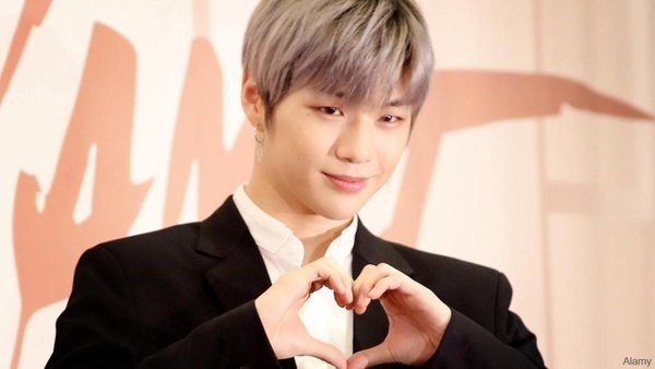 Tin tức giải trí mới nhất ngày 12/8: Kang Daniel rời UN Village sau scandal hẹn hò với Jihyo (TWICE)