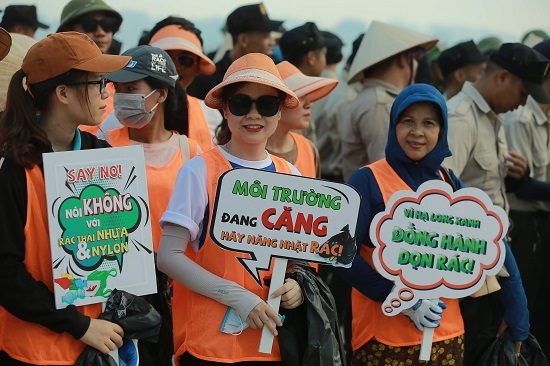 30 phút thu về hơn 300kg rác trên bãi biển Bãi Cháy 