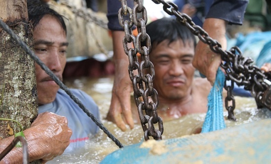 Hàng trăm người dân vật lộn cứu lúa tại Đắk Lắk