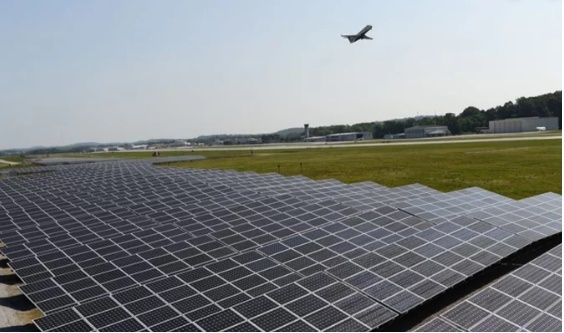 Cận cảnh sân bay đầu tiên sử dụng hoàn toàn điện mặt trời ở Mỹ