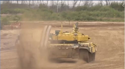 Video: Xe tăng đứt xích, văng khỏi đường đua khi đang thi đấu