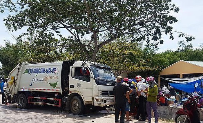 Xe chở rác hất văng 2 xe máy, tông tiểu thương tử vong ngay cổng chợ