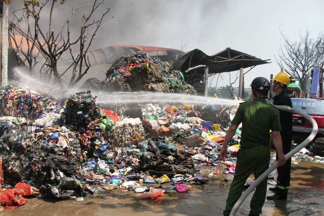 Điều tra nguyên nhân xưởng sơ chế phế liệu ở Thái Bình bốc cháy dữ dội giữa trưa