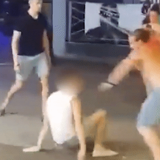 Video: “Cà khịa” võ sĩ MMA, 2 thanh niên bị đánh cho “tối tăm mặt mũi”