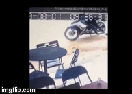 Video: Nữ nhân viên ngã lộn nhào trước cửa hàng khi đuổi theo tên cướp điện thoại