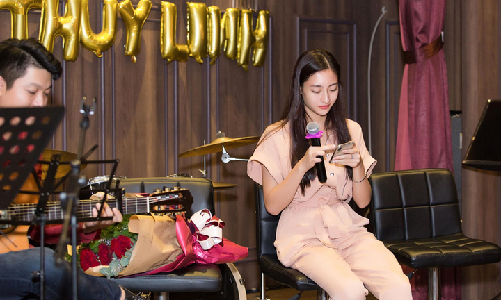 Video: Hoa hậu Lương Thùy Linh hát tiếng Anh cực hay trong ngày sinh nhật lần thứ 19