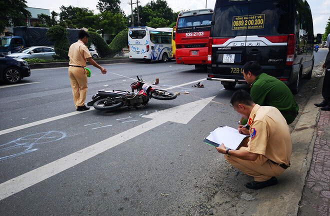 Tin tức tai nạn giao thông mới nhất hôm nay 16/8/2019: Bị xe khách cán qua, hai mẹ con thương vong