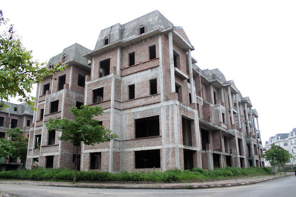 Biệt thự thô “đắp chiếu” cả chục năm hạ giá xuống một nửa nhưng người mua vẫn không mặn mà