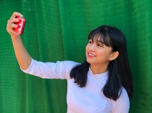 Chỉ một khoảnh khắc diện áo dài, nữ sinh Bình Thuận đã khiến dân mạng ngẩn ngơ thương nhớ