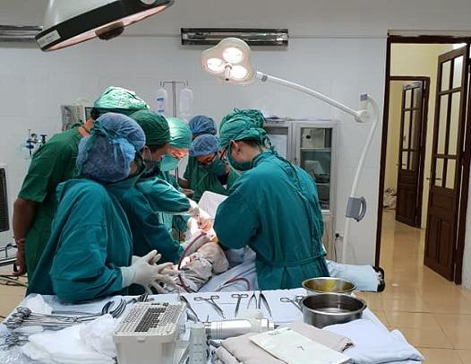 Bệnh lý cực kỳ hiếm gặp: Lần đầu tiên thay khớp háng 2 bên cùng lúc cho cụ ông 92 tuổi