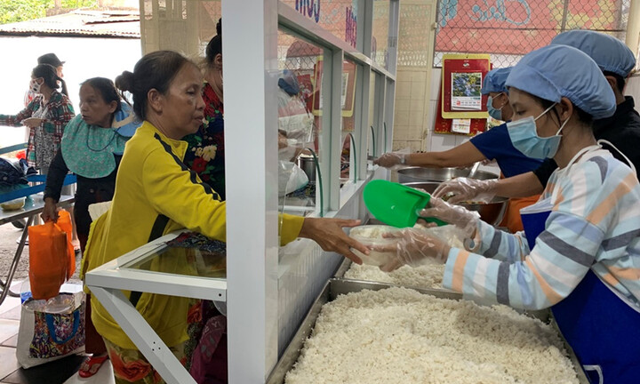 Bếp cơm chay từ thiện ấm lòng người dân nghèo