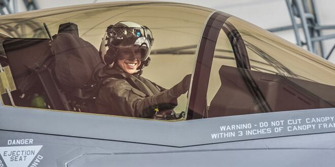 Thủy quân lục chiến Mỹ chính thức có nữ phi công lái tiêm kích F-35 đầu tiên