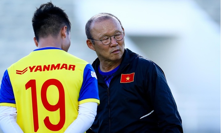 Video: Thầy Park ân cần thăm hỏi Văn Hậu sau chấn thương