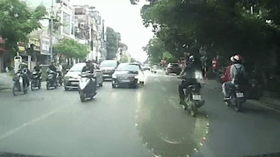 Ô tô lấn làn đường nguy hiểm, tài xế còn khiêu khích đánh tay lái hù dọa