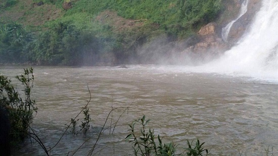 Tích cực tìm kiếm 3 thanh niên bị nước cuốn mất tích khi tắm thác ở Gia Lai