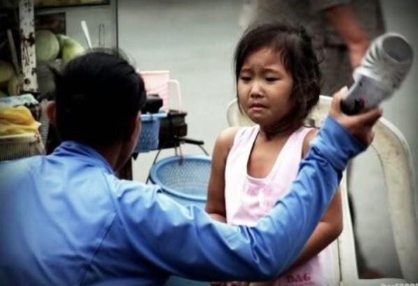 Bố mẹ có… độc, con cái cấm lại gần