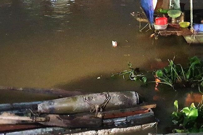 Hải Phòng: Mực nước sông hạ thấp, người dân bàng hoàng phát hiện quả bom dài 1 mét