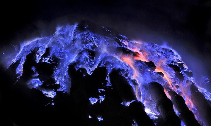 Ngọn núi phun ra lửa màu xanh dương đẹp kì ảo nhưng độc chết người ở Indonesia