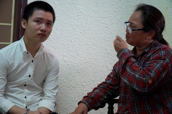 Vụ thiếu niên đâm chết người vì nhắc nhở vượt đèn đỏ: Giọt nước mắt muộn màng tại tòa