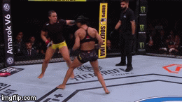 Video: Cận cảnh nữ võ sĩ Brazil tung cú đấm hình bán nguyệt cực mạnh hạ gục đối thủ