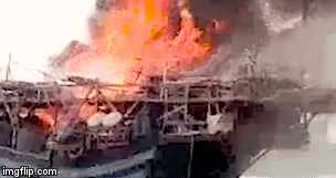 Video: Tàu cá đang neo đậu bất ngờ bốc cháy dữ dội