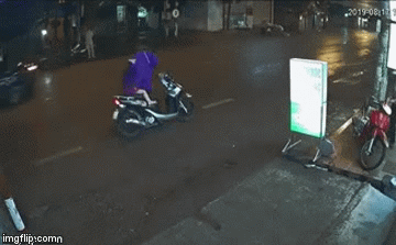 Tình huống nguy hiểm: Người phụ nữ bất ngờ dừng xe giữa đường mặc áo mưa cho bé gái 