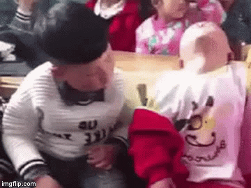 Hai bé trai ngủ gật trong lớp gây “náo loạn” mạng xã hội vì quá đáng yêu