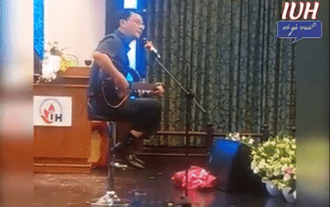 Hiệu trưởng ĐH Công nghiệp TP.HCM trổ tài đàn hát xuất sắc khiến hàng ngàn sinh viên reo hò cổ vũ