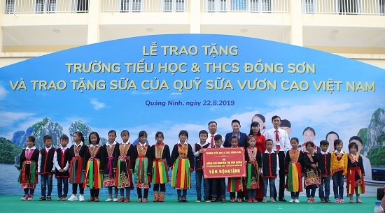 Trẻ em Quảng Ninh đón nhận ngôi trường mới từ Chủ tịch Quốc hội và hơn 71 ngàn ly sữa từ Quỹ sữa Vươn cao Việt Nam 