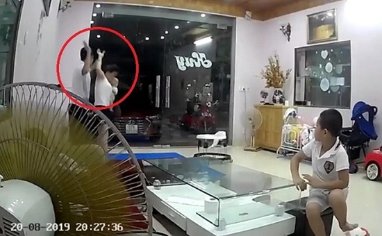Vụ chồng đánh vợ tới tấp trước mặt 2 con nhỏ: Gia đình đã hòa thuận trở lại