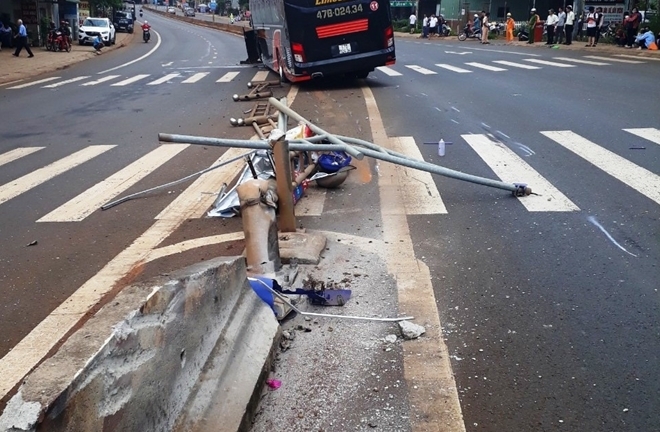 Vụ xe khách nổ lốp tông gãy 2 cột đèn: Doanh nghiệp bị yêu cầu bồi thường gần 120 triệu đồng