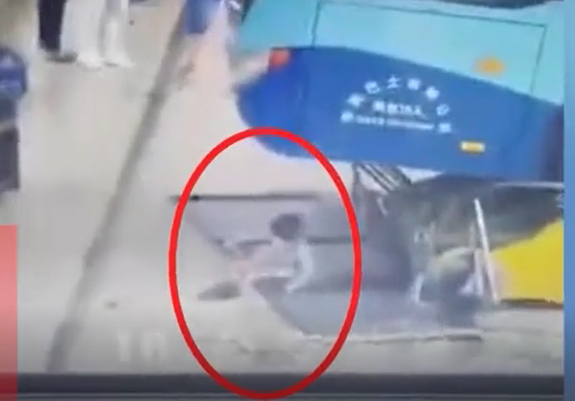 Video: Xe buýt mất lái đâm thẳng vào khu vực chờ của hành khách, bé gái thoát chết thần kỳ