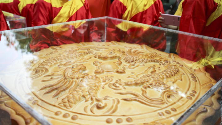 Cận cảnh cặp bánh trung thu nặng 3 tạ vừa xác lập kỷ lục Việt Nam