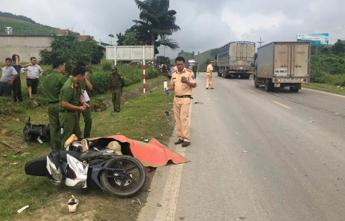 Tin tức tai nạn giao thông mới nhất hôm nay 28/8/2019: Xe tải tông liên hoàn 2 xe máy, 2 thanh niên thương vong