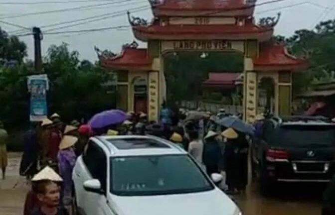 Côn đồ đập phá cổng làng ở Thanh Hóa: Triệu tập chủ xe sang, biển số VIP lên làm việc