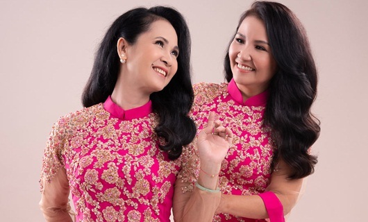 Hai bà mẹ chồng nổi tiếng Lan Hương - Ngân Quỳnh khoe sắc với áo dài của NTK Đức Hùng