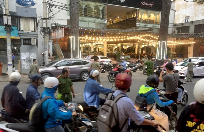 TP. HCM: Người đàn ông bị nhóm đối tượng truy sát, chém gần đứt lìa cánh tay giữa phố