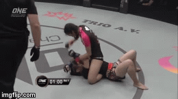 Video: Bị quật ngã, nữ võ sĩ lật ngược tình thế tung 