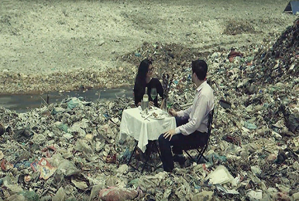 Sự thật về bức ảnh 'tình yêu bãi rác' của chàng trai Tây và cô gái Việt