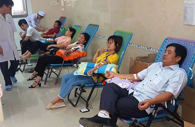 Gần 30 bác sĩ, người dân hối hả hiến máu cứu người phụ nữ bị 2 xe tông