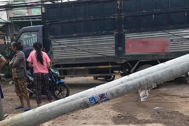 Tin tức tai nạn giao thông mới nhất hôm nay 2/9/2019: Xe tải tông đổ hàng loạt cột điện ở Bình Dương