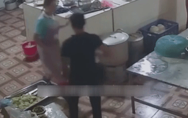 Vụ nữ phụ bếp bị tạt axit bỏng mặt ở Hòa Bình: Bỏ 10 triệu đồng thuê người trả thù bạn gái