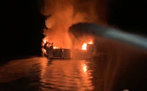 Cháy tàu du lịch Mỹ, 8 người thiệt mạng, hàng chục người mất tích