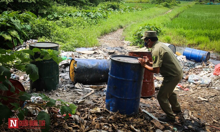 Hàng loạt thùng phuy nghi chứa hóa chất độc hại bị đổ trộm ra Đại lộ Thăng Long