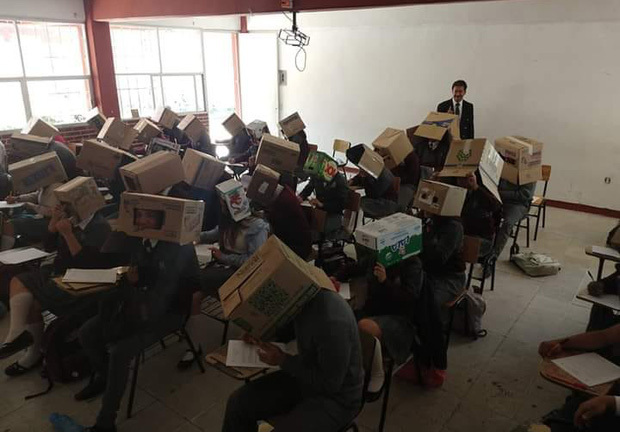 Giáo viên trị học sinh quay cóp bằng cách đội thùng carton lên đầu gây xôn xao mạng xã hội