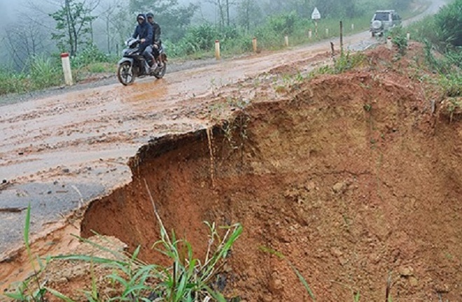 Tin tức tai nạn giao thông mới nhất hôm nay 5/9/2019: Mưa lớn gây sạt lở trên tỉnh lộ 674 ở Kon Tum