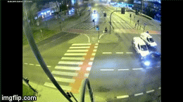 Video: Khoảnh khắc ô tô bị đâm xoay nhiều vòng như phim hành động giữa giao lộ