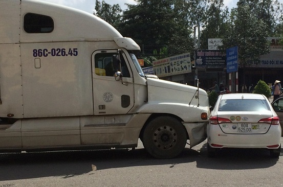 Tin tai nạn giao thông mới nhất hôm nay ngày 7/9/2019: Bị container va phải, cả gia đình may mắn thoát nạn