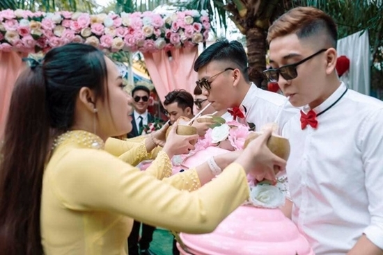 Đám hỏi ở Bến Tre, nhà gái thách nhà trai uống hết 100 quả dừa